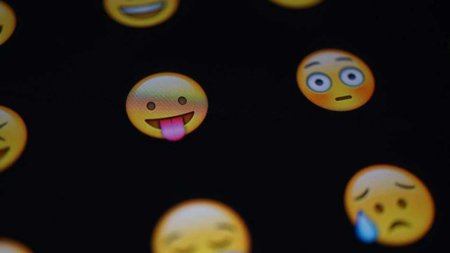 muchas de ellas ahora incluyen el uso de emojis principalmente para quienes son millennials y centennials